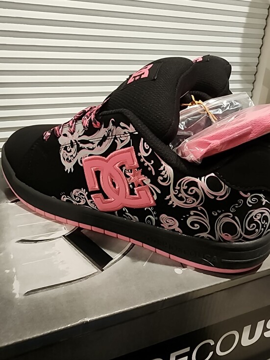 DC Shoes - DC Black Sneakers with Pink Leopard Laces PIXIE 8.5w